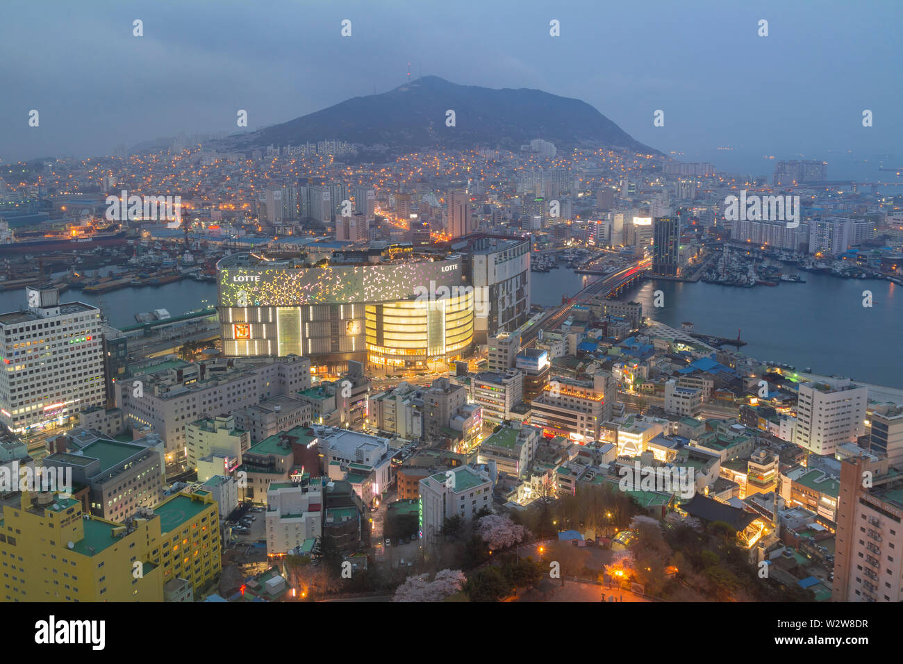 Busan, APR 2: Nacht Luftbild der Busan Stadtbild von Busan Turm auf der Apr 2, 2014 in Busan, Südkorea Stockfoto