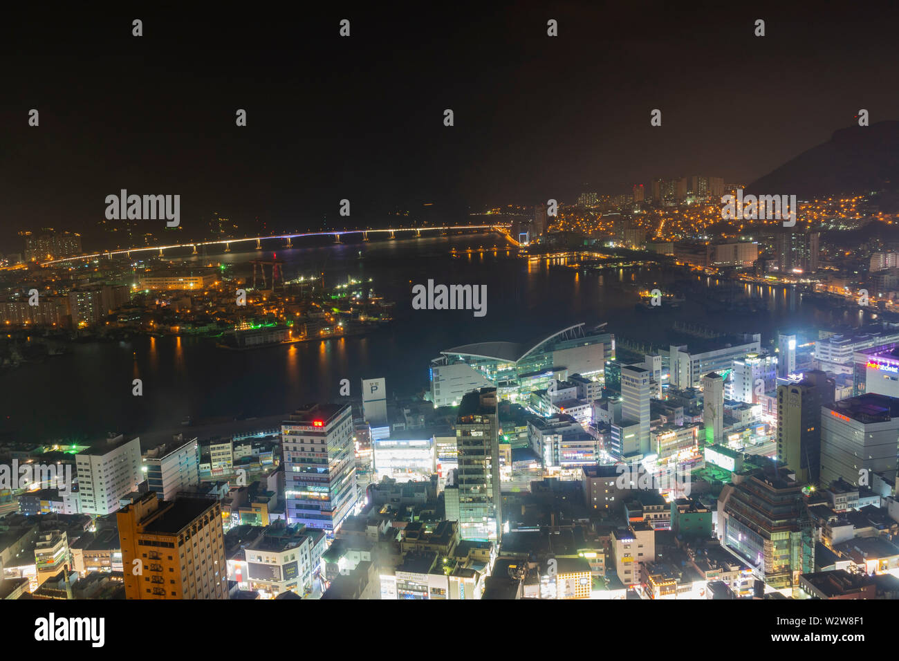 Busan, APR 2: Nacht Luftbild der Busan Stadtbild von Busan Turm auf der Apr 2, 2014 in Busan, Südkorea Stockfoto