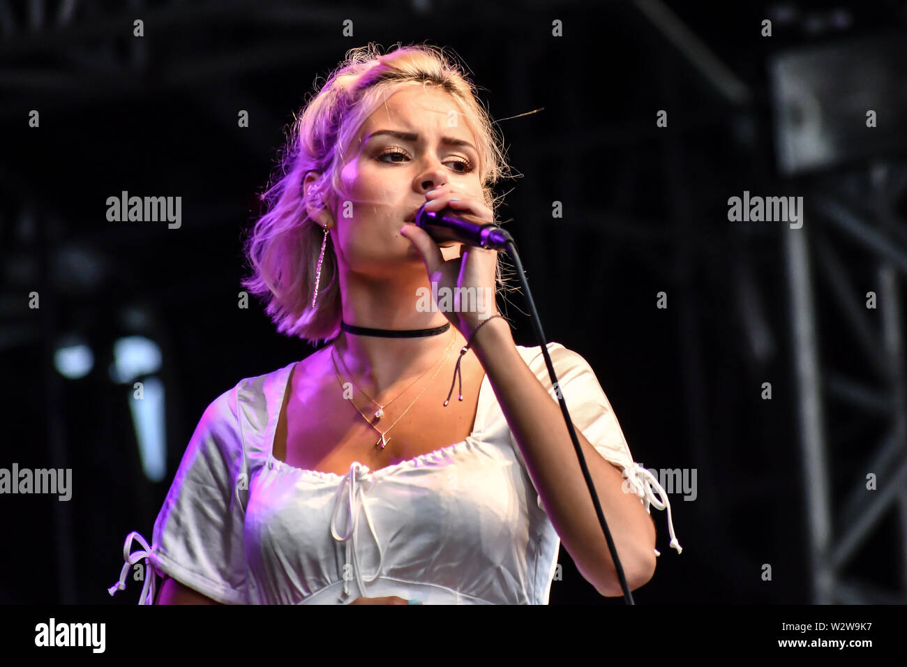 London, Großbritannien. 10. Juli 2019. Alpa Gun ist ein Sänger und Songwriter eine schottische Sängerin und Songwriterin führt bei Kew die Musik 2019 am 10. Juli 2019, London, UK. Bild Capital/Alamy leben Nachrichten Stockfoto