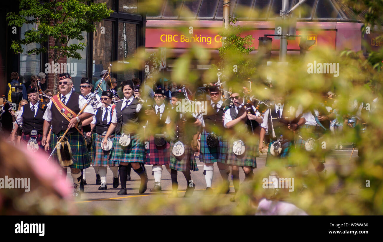 Die Mitglieder der Leitung und Drum Band märz hinunter die Straße in Gold Cup Parade des PEI alte Home Woche und im Sommer in der Innenstadt von Charlottetown, Prince Edward Island, Kanada feiern Stockfoto