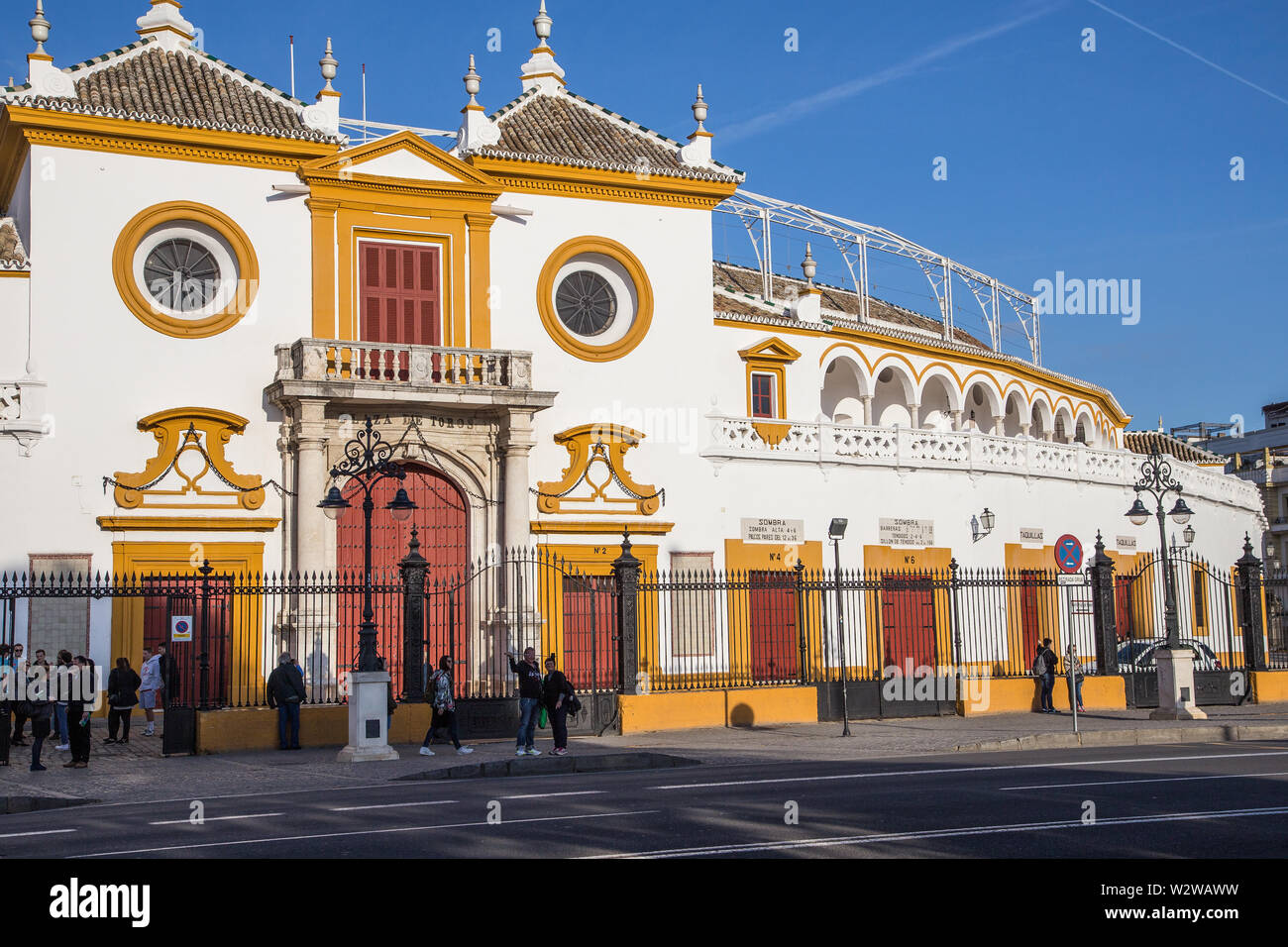 Sevilla, Spanien - 22. Januar 2016: Fassade der Plaza de Toros La Maestranza Stockfoto