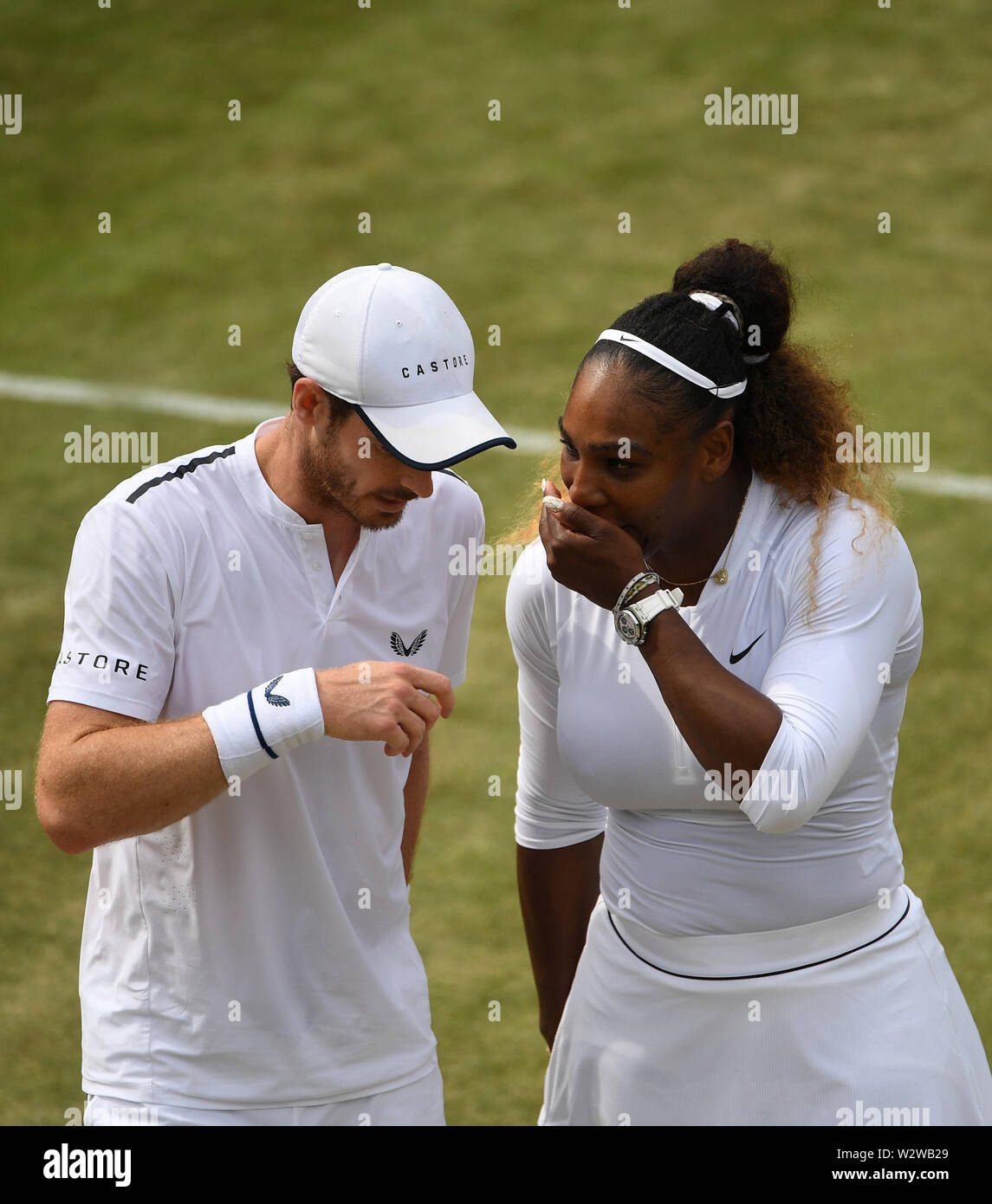 London, Großbritannien. 10. Juli 2019. Andy Murray (L)/Serena Williams Sprechen während der gemischten Doppel dritte Runde Match zwischen Andy Murray aus Großbritannien/Serena Williams aus den Vereinigten Staaten und Bruno Soares von Brasilien/Nicole Melichar der Vereinigten Staaten im Jahr 2019 Wimbledon Tennis Championships in London, Großbritannien, 10. Juli 2019. Credit: Lu Yang/Xinhua/Alamy leben Nachrichten Stockfoto