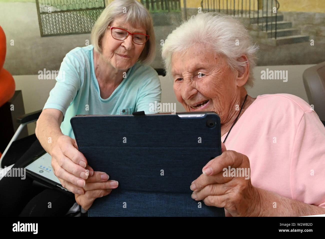 Kassel, Deutschland. 26 Juni, 2019. Rosemarie Fischer (l, 81) und Gisela Bossecker (95) mit ihren Tablet in der Käthe-Richter-Haus Seniorenheim. In Altersheimen, das Internet war ein Nischendasein. Aber Pflegeheime Umdenken - auch, weil ihre Klientel verändert sich. Quelle: Uwe Zucchi/dpa/Alamy leben Nachrichten Stockfoto