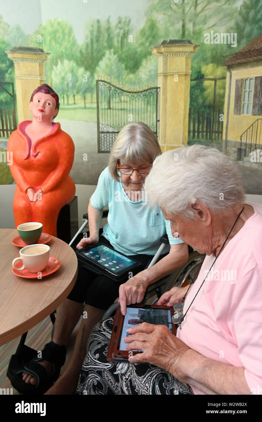 Kassel, Deutschland. 26 Juni, 2019. Rosemarie Fischer (l, 81) und Gisela Bossecker (95) mit ihren Tablet in der Käthe-Richter-Haus Seniorenheim. In Altersheimen, das Internet war ein Nischendasein. Aber Pflegeheime Umdenken - auch, weil ihre Klientel verändert sich. Quelle: Uwe Zucchi/dpa/Alamy leben Nachrichten Stockfoto