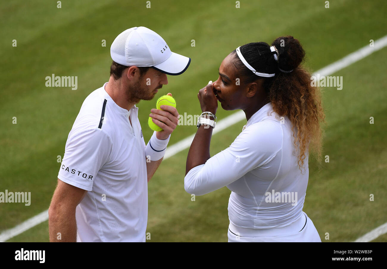 London, Großbritannien. 10. Juli 2019. Andy Murray (L)/Serena Williams Sprechen während der gemischten Doppel dritte Runde Match zwischen Andy Murray aus Großbritannien/Serena Williams aus den Vereinigten Staaten und Bruno Soares von Brasilien/Nicole Melichar der Vereinigten Staaten im Jahr 2019 Wimbledon Tennis Championships in London, Großbritannien, 10. Juli 2019. Credit: Lu Yang/Xinhua/Alamy leben Nachrichten Stockfoto
