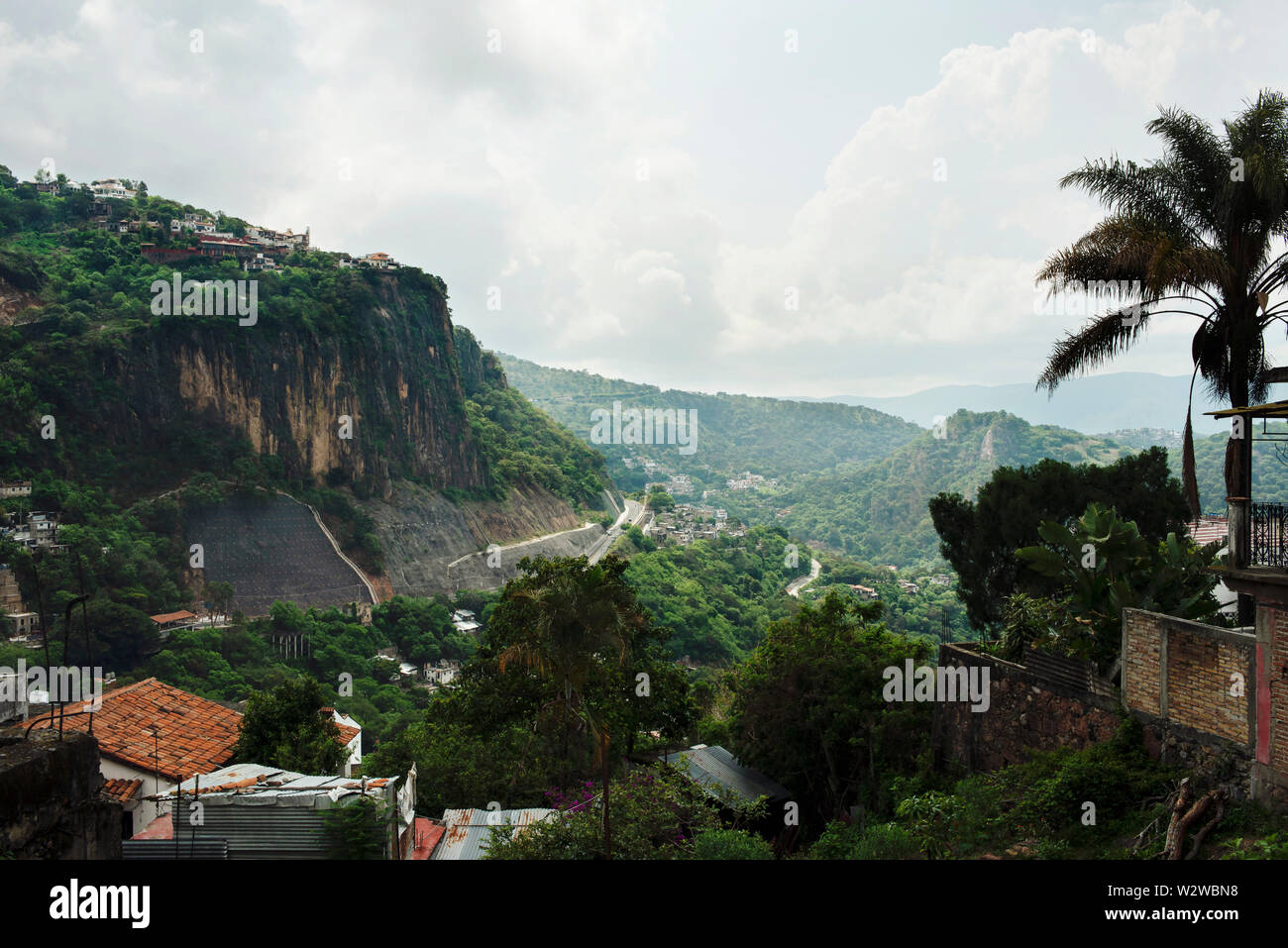 Geographisches Gebiet von Taxco, magische Stadt (Pueblo Mágico) mit Bergen und Hügeln. Taxco de Alarcón, Guerrero, Mexiko. Jun 2019 Stockfoto
