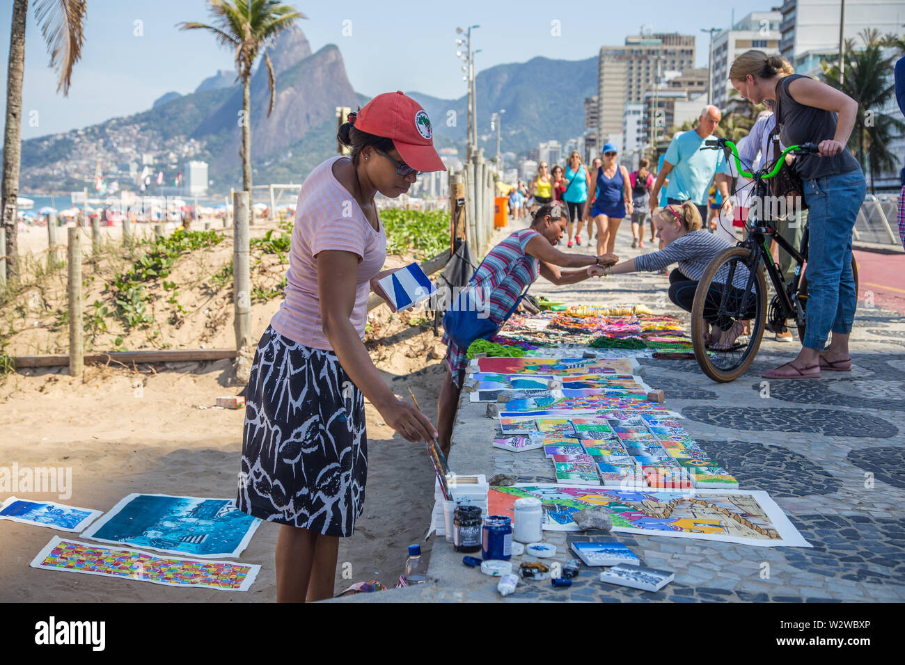 Rio de Janeiro, Brasilien - Juni 8, 2016: Künstler ihre Bilder verkaufen und arbeitet für Touristen auf der Straße von Ipanema Beach Stockfoto