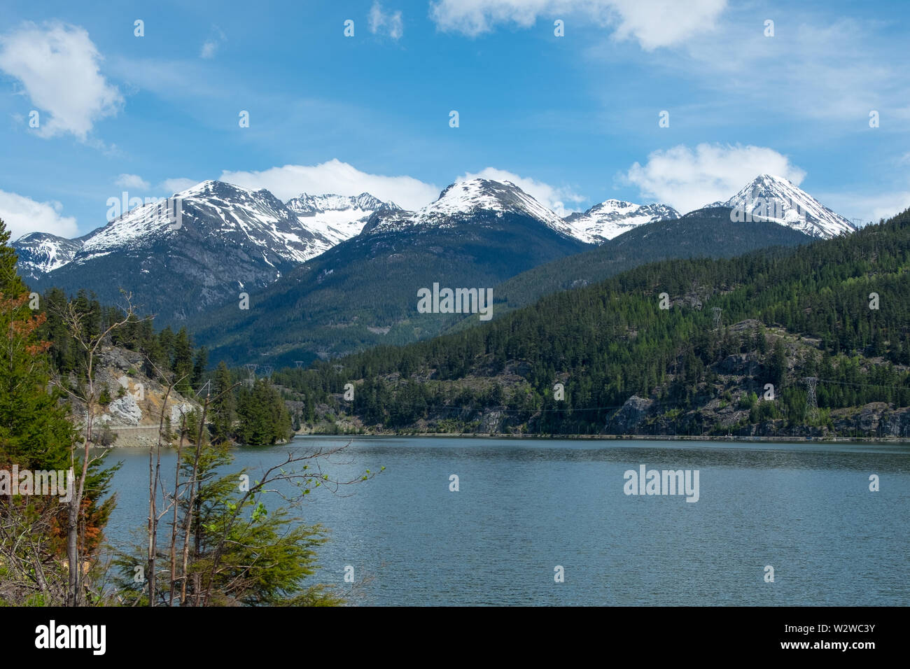 Wedge Mountain - immer noch Schnee - im Mai mit einer Kappe bedeckt - wie von einem Aussichtspunkt am Meer entlang gesehen-to-Sky Highway in der Nähe von Whistler, BC, Stockfoto
