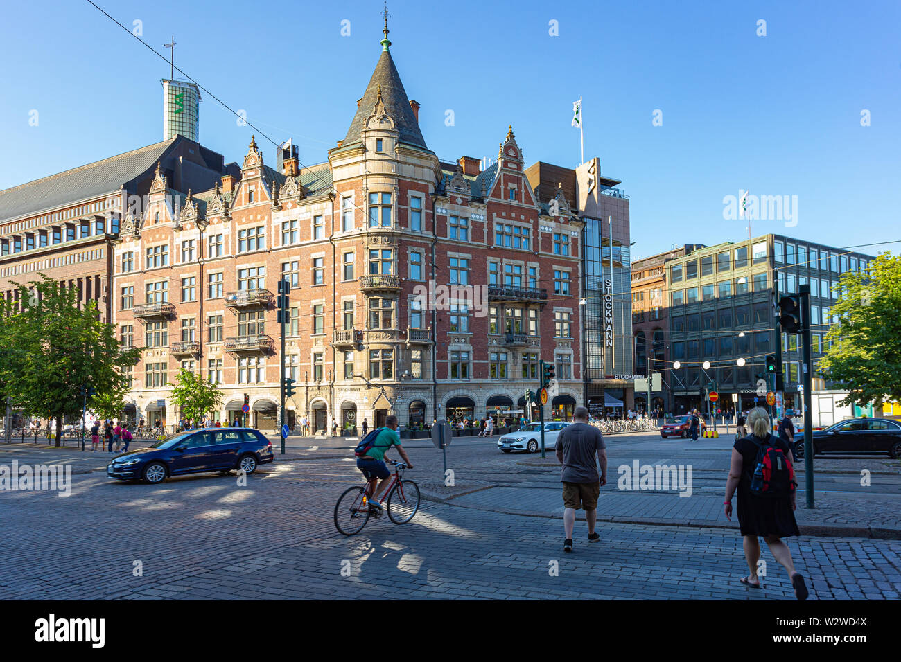 Helsinki, Finnland - 12. Juli 2018: Die Jugendstilfassade des Argos Haus wurde Teil der enormen Stockmann in Helsinki 1989. Stockfoto