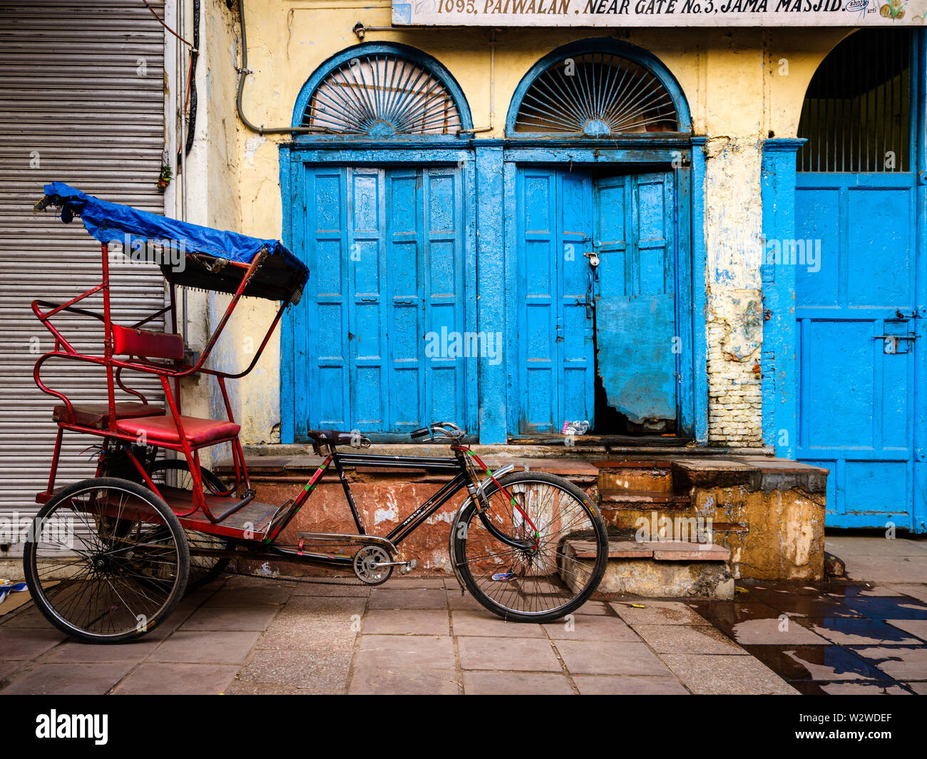 NEW DELHI, INDIEN - ca. November 2018: rikscha Zyklus in den Straßen rund um das Spice Market und die Chandni Chowk in Old Delhi. Stockfoto