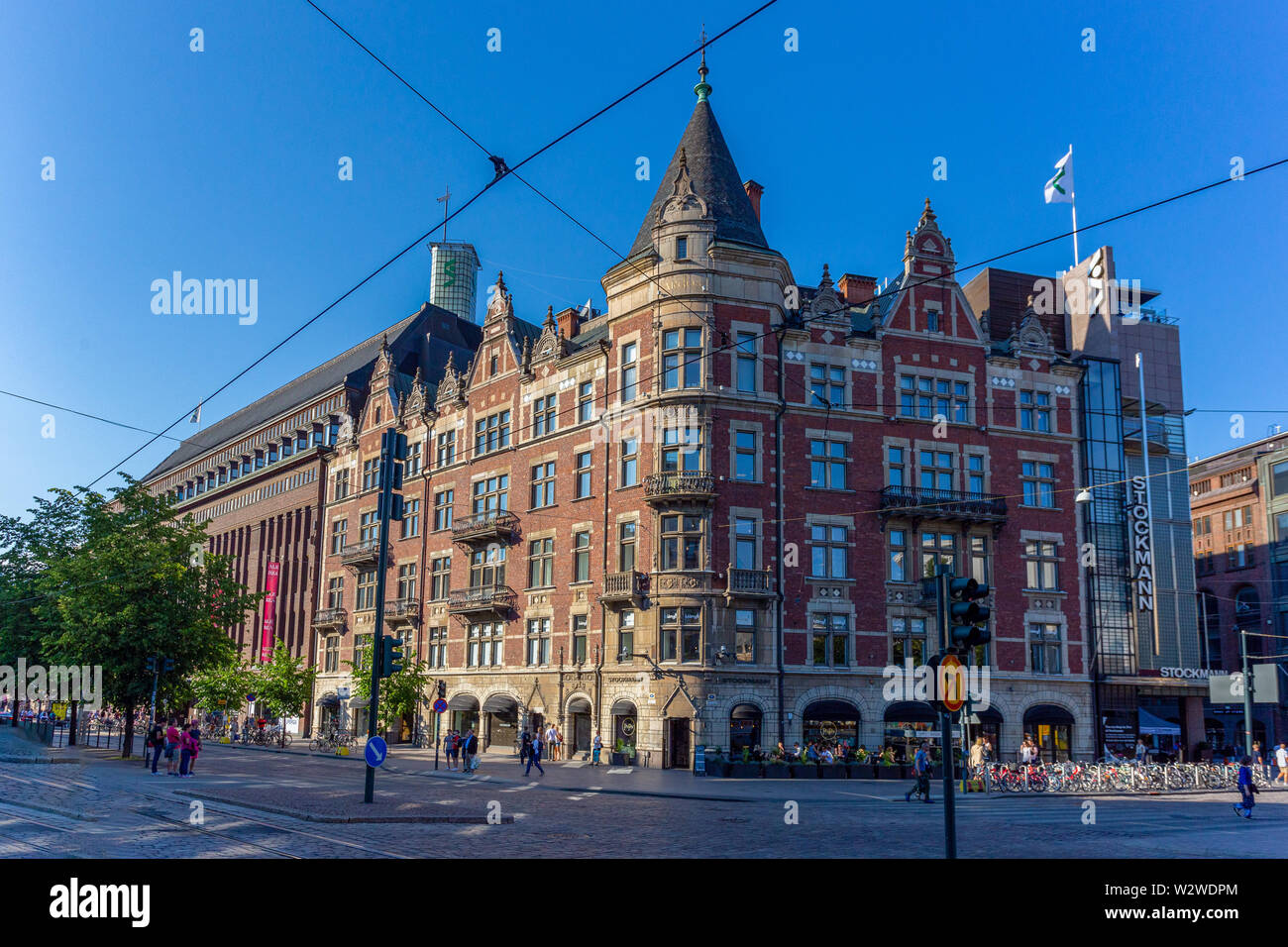 Helsinki, Finnland - 12. Juli 2018: Die Jugendstilfassade des Argos Haus wurde Teil der enormen Stockmann in Helsinki 1989. Stockfoto
