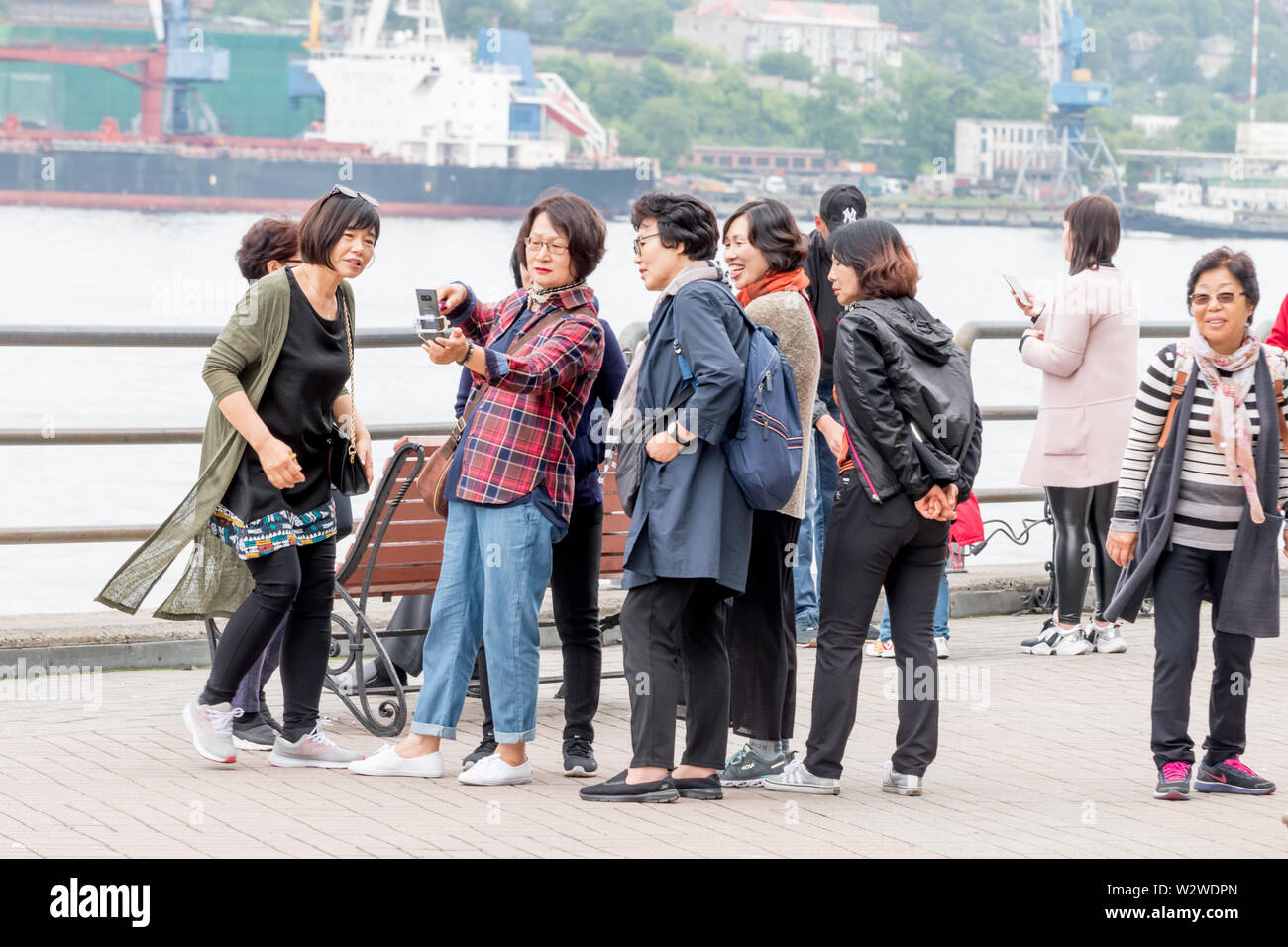 Russland, Wladiwostok, 07.06.2019. Gruppe von Touristen aus Südkorea nehmen Sie Fotos auf Sehenswürdigkeiten in der Innenstadt. Tourismus in Wladiwostok, asiatische Touristen, wa Stockfoto