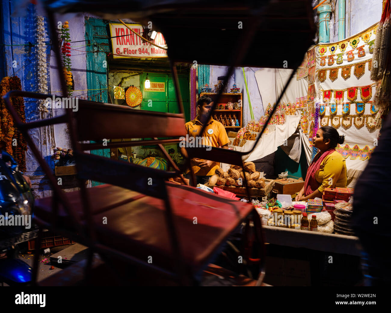 NEW DELHI, INDIEN - ca. November 2018: Cycle Rickshaw Kreuze vor straßenverkäufer in Chandni Chowk in Old Delhi. Stockfoto