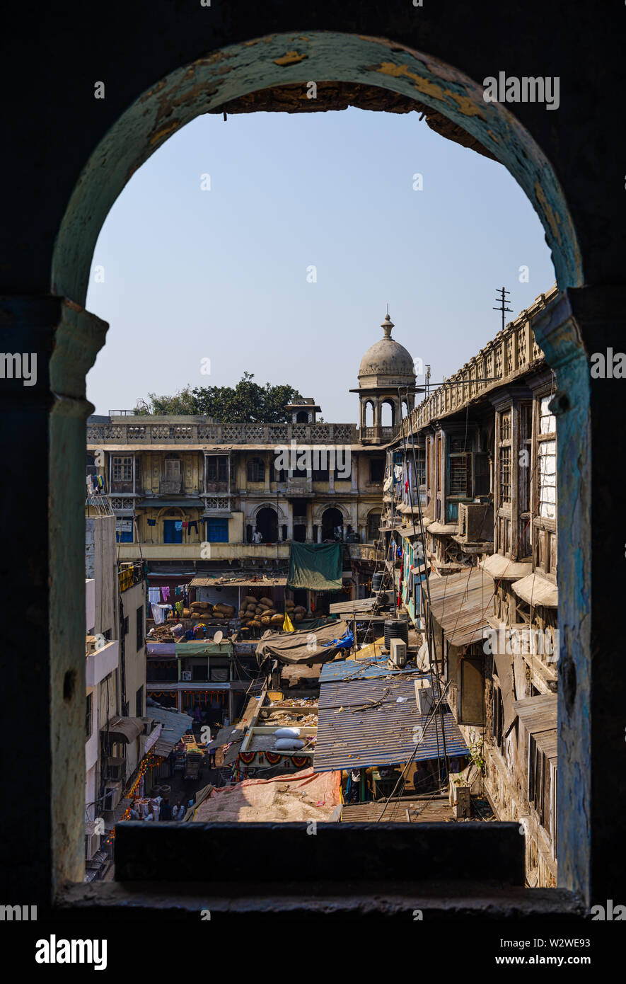 NEW DELHI, INDIEN - ca. November 2018: Innenansicht des Gadodia Spice Market in Old Delhi. Dieser Markt ist voller Läden und es ist eines der größten Stockfoto