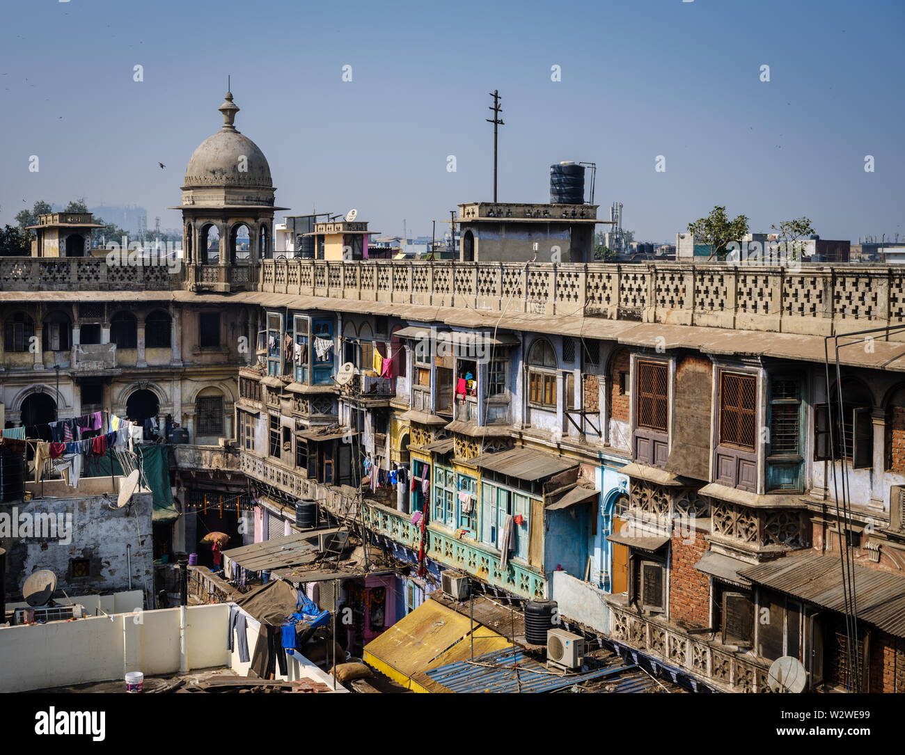 NEW DELHI, INDIEN - ca. November 2018: Innenansicht des Gadodia Spice Market in Old Delhi. Dieser Markt ist voller Läden und es ist eines der größten Stockfoto