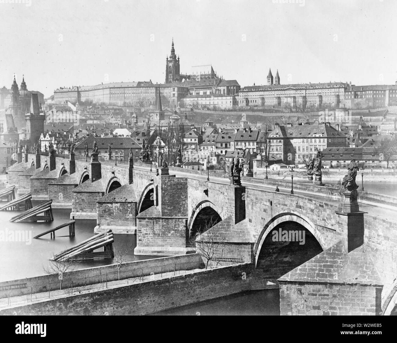 Prag. Alte Brücke über die Moldau - Blick auf den Hradschin und die Karlsbrücke im Vordergrund, um 1870 Stockfoto