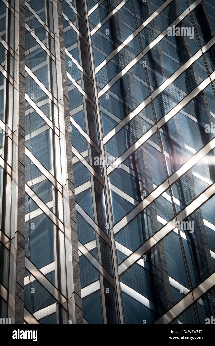 In der Nähe von blauen Glas und Stahl Stockfoto
