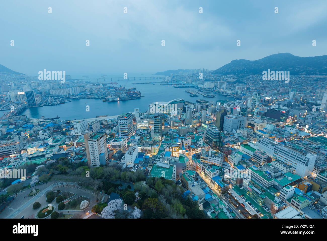 Busan, APR 2: Nacht Luftbild der Busan Stadtbild von Busan Turm auf der Apr 2, 2014 in Busan, Südkorea Stockfoto