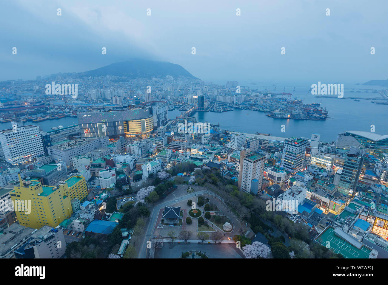 Busan, APR 2: Nacht Luftbild der Busan Stadtbild von Busan Turm auf der Apr 2, 2014 in Busan, Südkorea Stockfoto