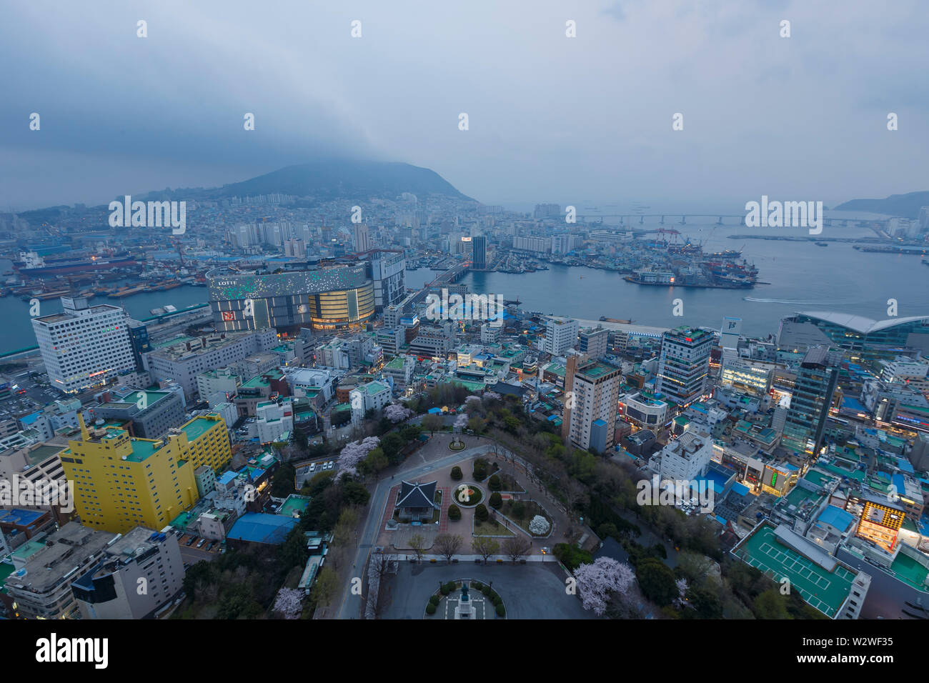 Busan, APR 2: Nacht Luftbild der Busan Stadtbild von Busan Turm auf der Apr 2, 2014 in Busan, Südkorea Stockfoto