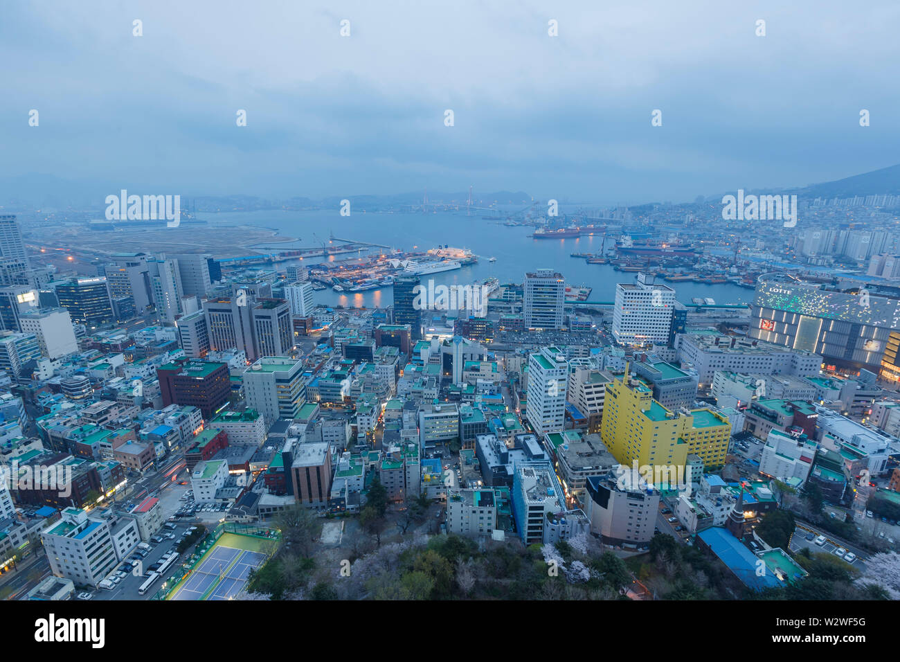 Busan, APR 2: Nacht Luftbild der Busan Stadtbild von Busan Turm auf der Apr 2, 2014 in Busan, Südkorea Stockfoto