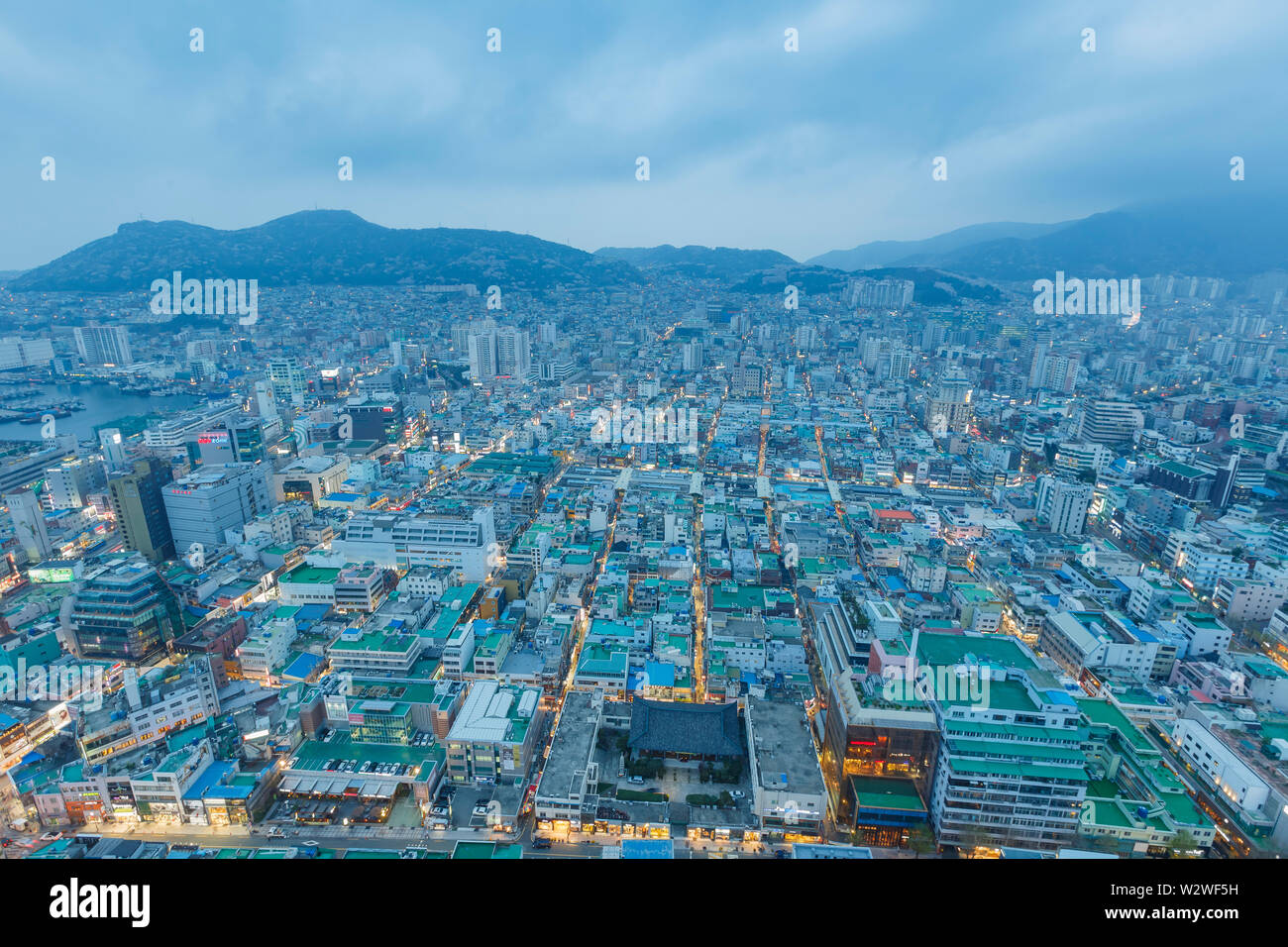 Busan, APR 2: Nacht Luftbild der Busan Stadtbild von Busan Turm auf der Apr 2, 2014 in Busan, Südkorea Stockfoto