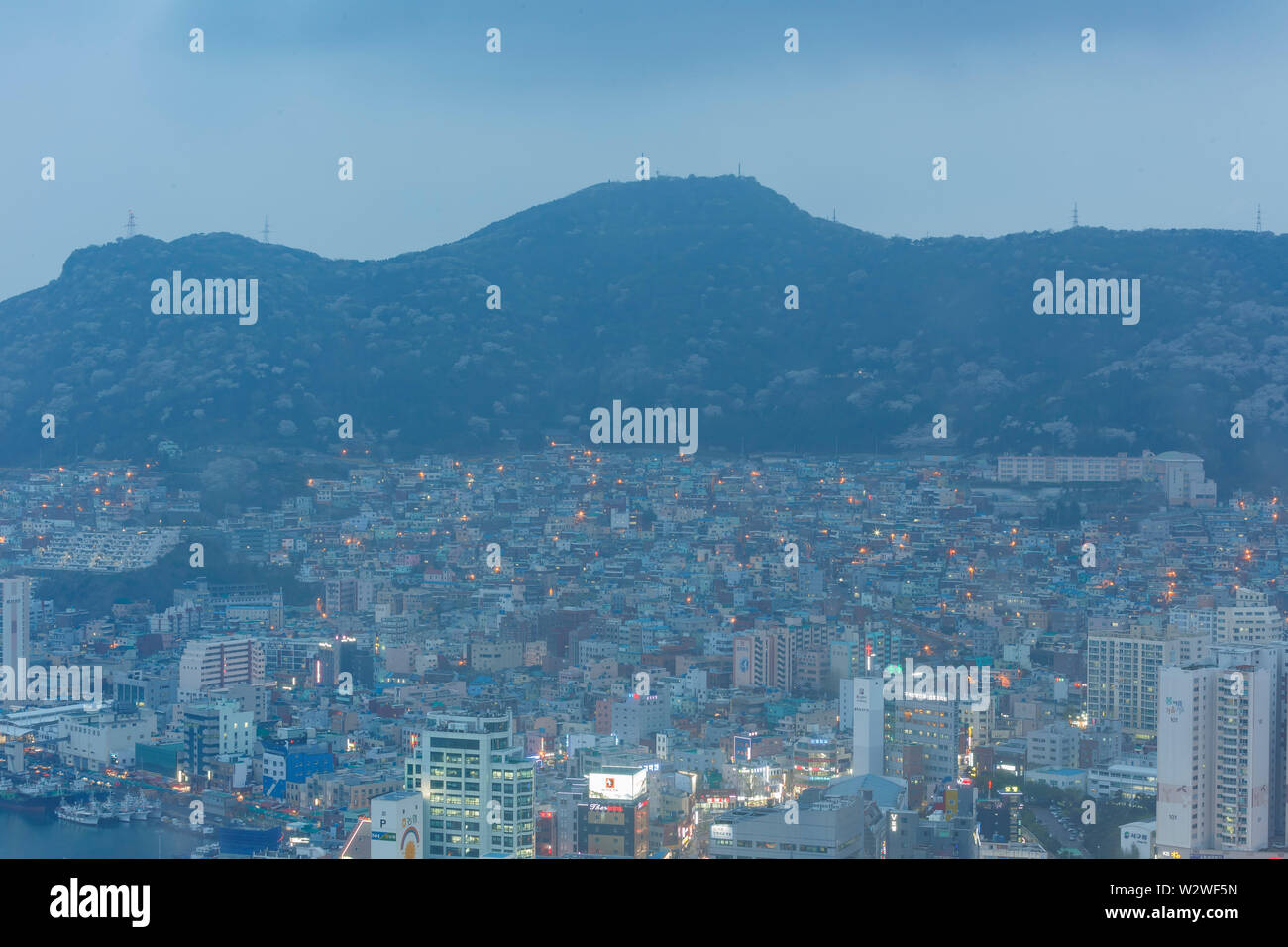 Busan, APR 2: Nacht Luftbild der Busan Stadtbild von Busan Turm auf der Apr 2, 2014 in Busan, Südkorea Stockfoto
