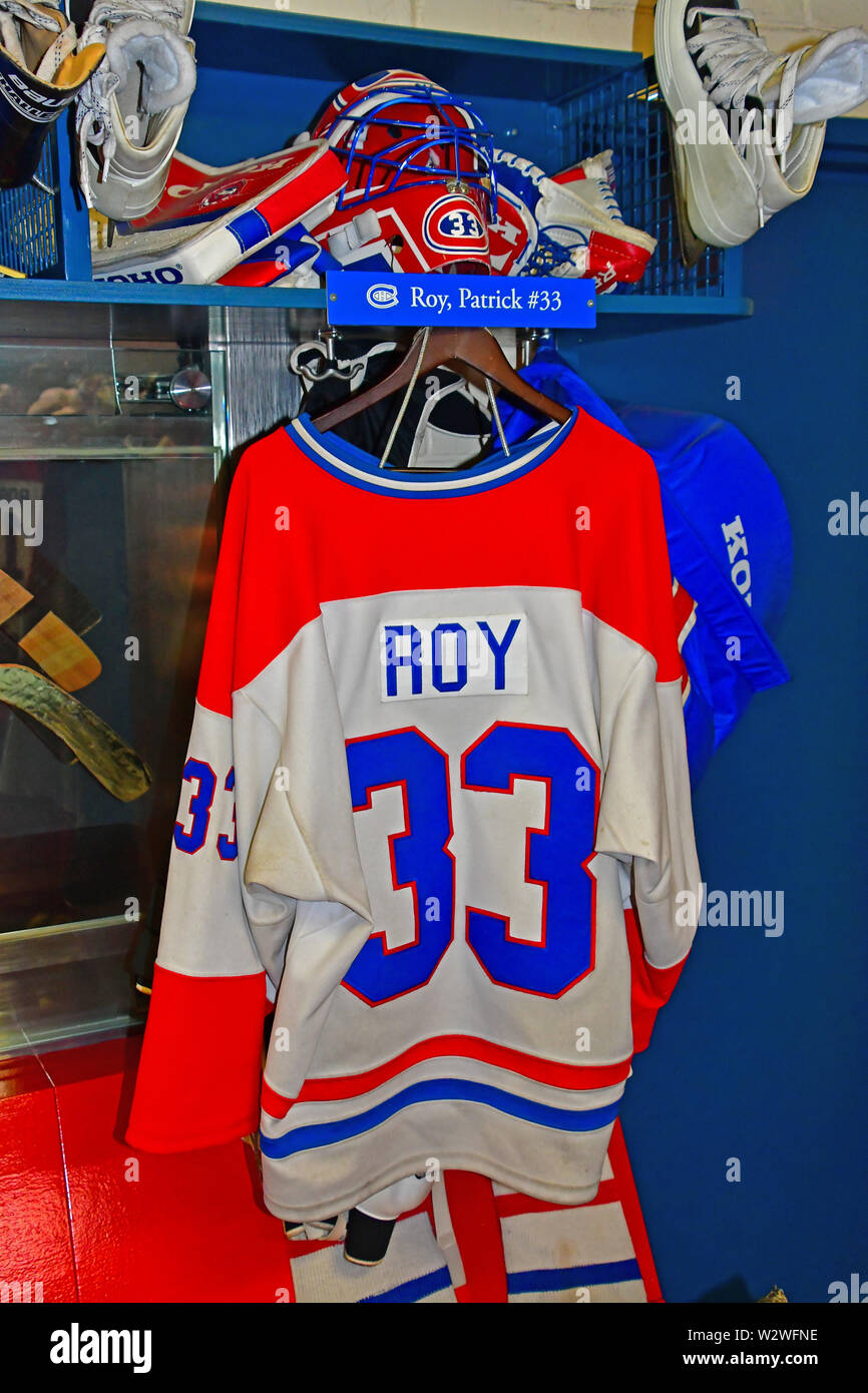 Patrick Roy's Jersey, Umkleide- und Ausrüstung vom Montreal Forum auf der Hockey Hall of Fame in Toronto Stockfoto