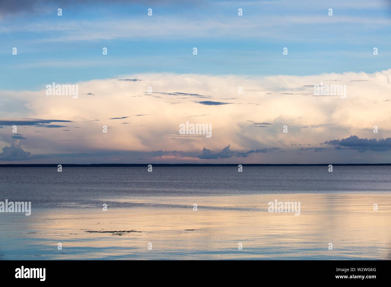 Grosse Wolke in Kiew Wasserbehälter, hugewater Sammler btween Chernbyl und Kiew, 110 km lang, 922 км² + Kiew Blick weit entfernt von Chrnobyl Ufer des Dnjepr Stockfoto Grosse Wolke in Kiew Wasserbehälter, hugewater Sammler btween Chernbyl und Kiew, 110 km lang, 922 км² + Kiew Blick weit entfernt von Chrnobyl Ufer des Dnjepr Stockfoto