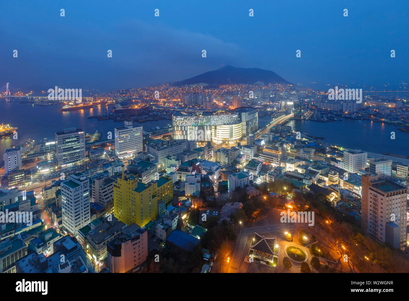 Busan, APR 2: Nacht Luftbild der Busan Stadtbild von Busan Turm auf der Apr 2, 2014 in Busan, Südkorea Stockfoto