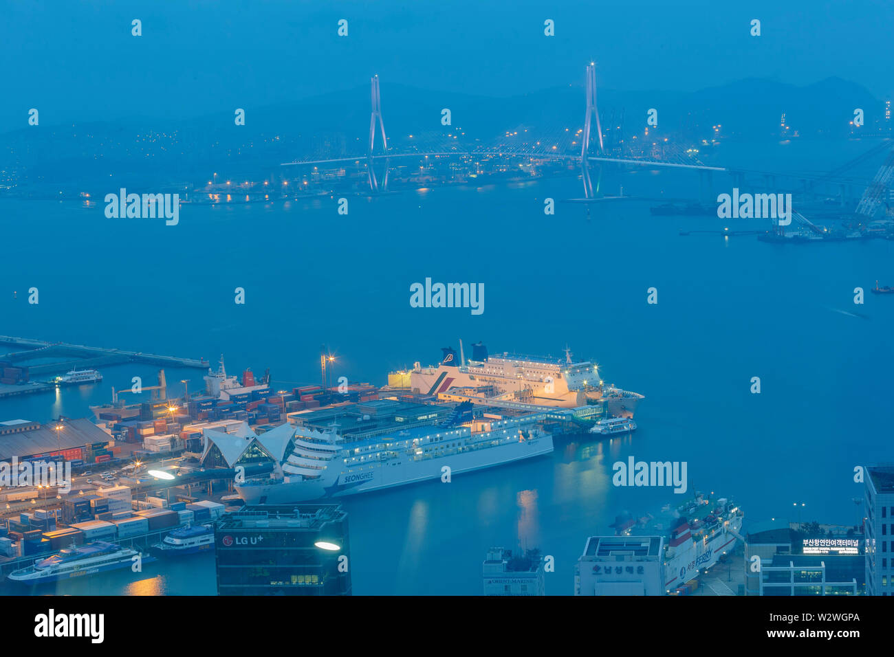 Busan, APR 2: Nacht Luftbild der Busan Stadtbild von Busan Turm auf der Apr 2, 2014 in Busan, Südkorea Stockfoto