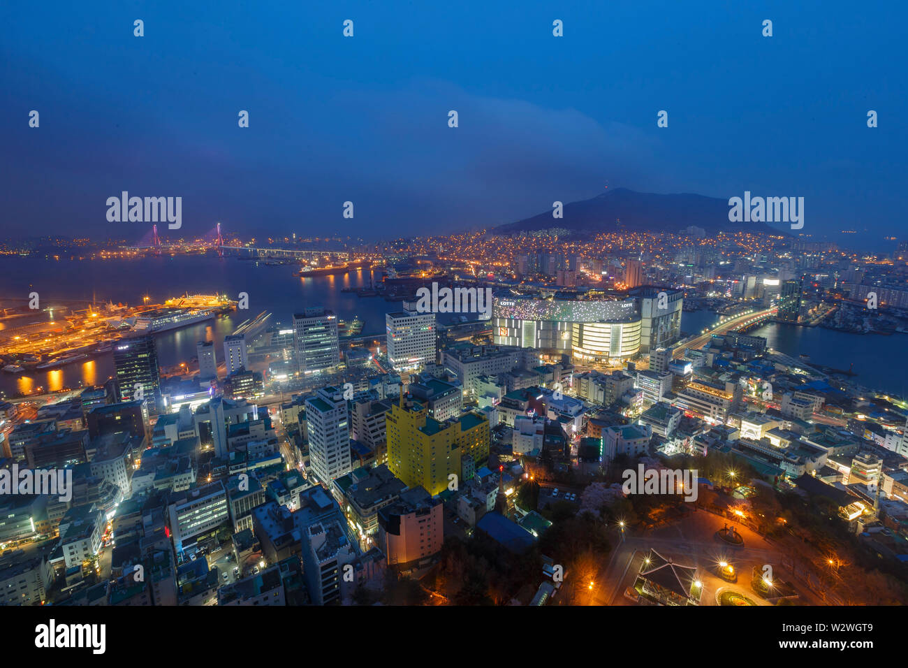 Busan, APR 2: Nacht Luftbild der Busan Stadtbild von Busan Turm auf der Apr 2, 2014 in Busan, Südkorea Stockfoto