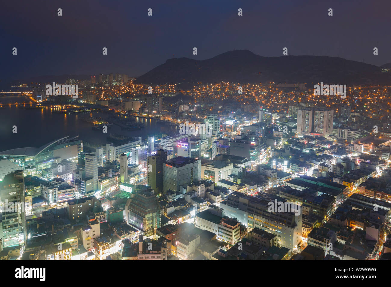 Busan, APR 2: Nacht Luftbild der Busan Stadtbild von Busan Turm auf der Apr 2, 2014 in Busan, Südkorea Stockfoto