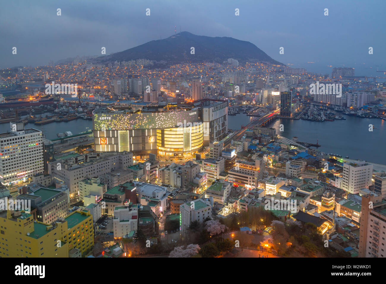 Busan, APR 2: Nacht Luftbild der Busan Stadtbild von Busan Turm auf der Apr 2, 2014 in Busan, Südkorea Stockfoto