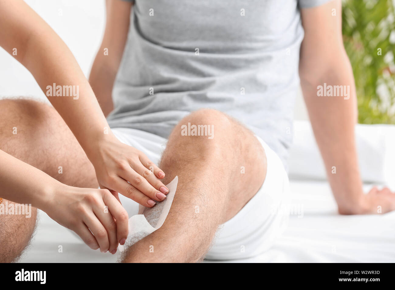 Mann während Wachs Epilieren der Beine im Beauty Salon Stockfotografie -  Alamy
