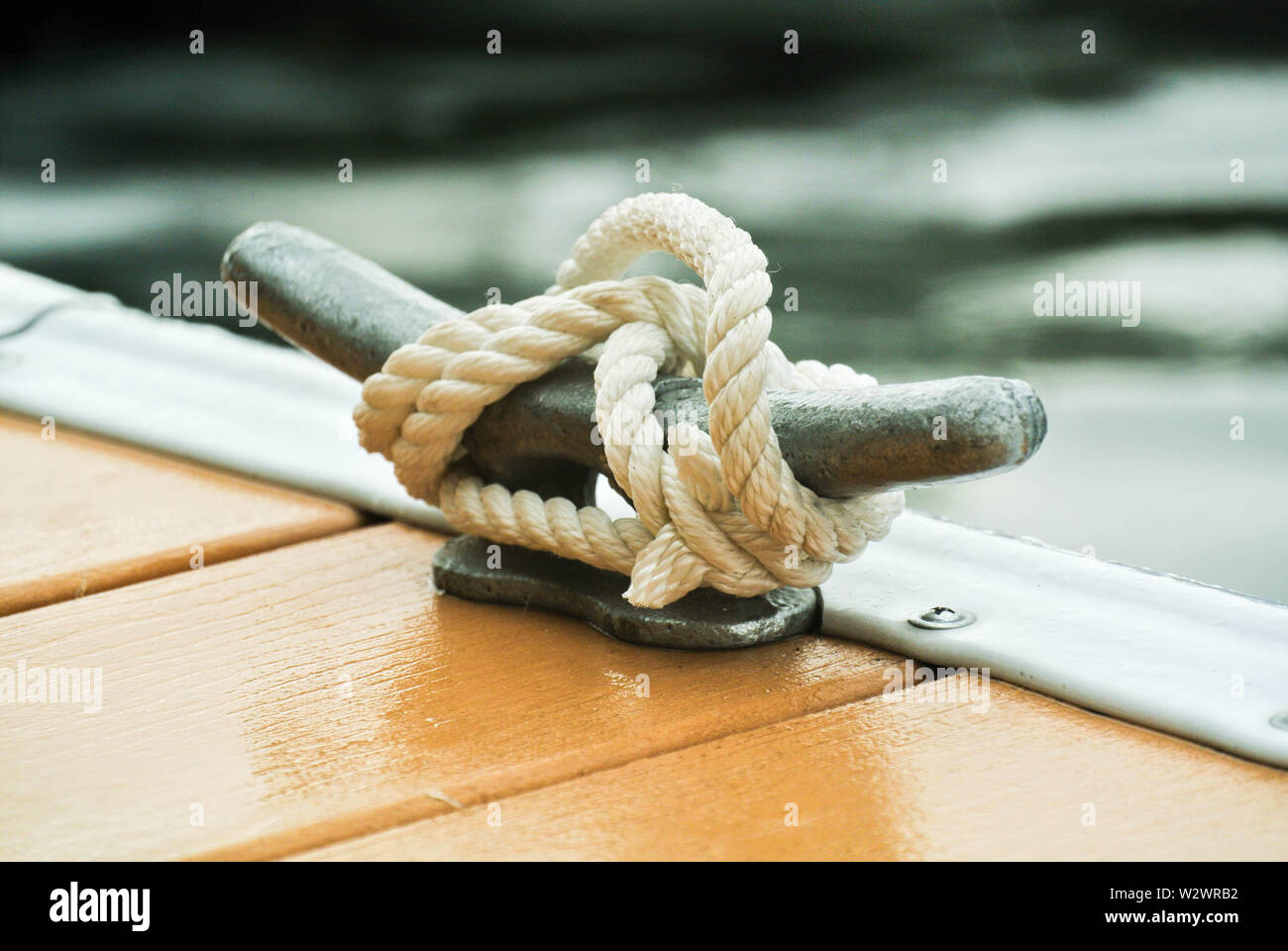 Eine Verankerungsklamotte auf einem Bootsliegeplatz Stockfoto