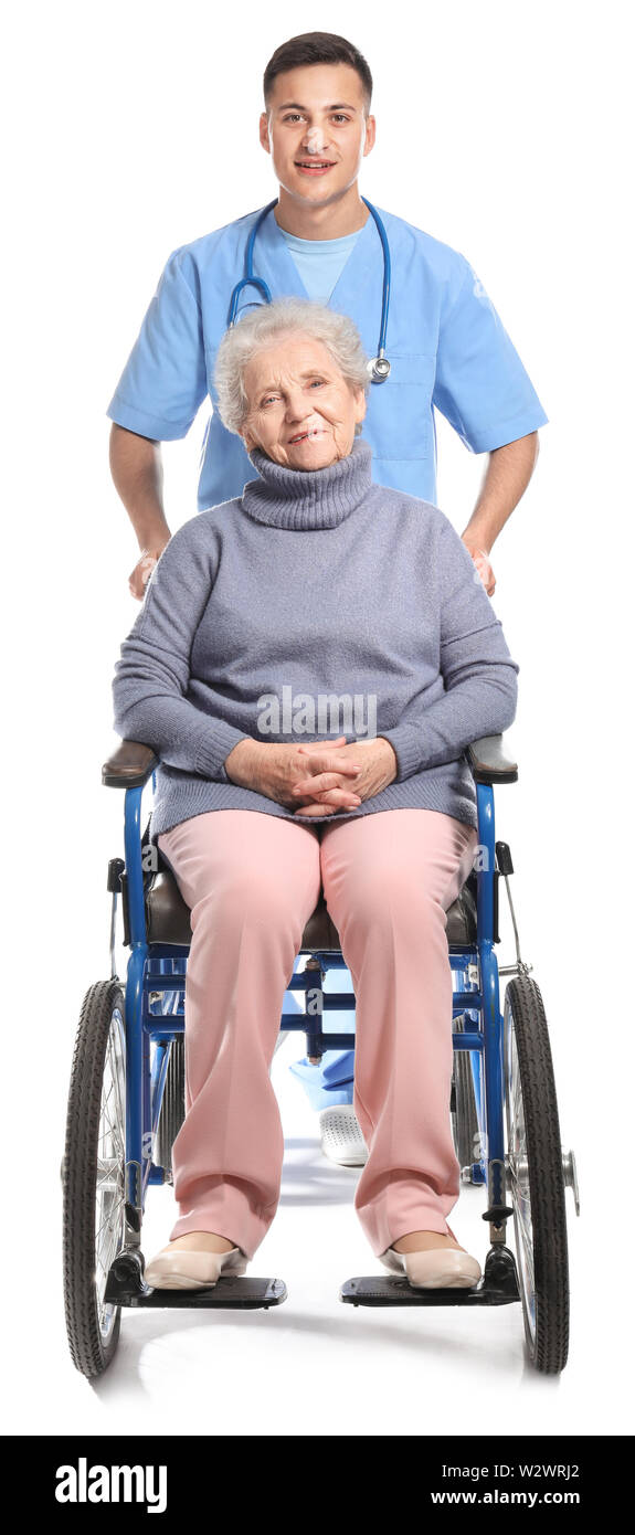 Junge Betreuer mit älteren Frau auf weißem Hintergrund Stockfoto