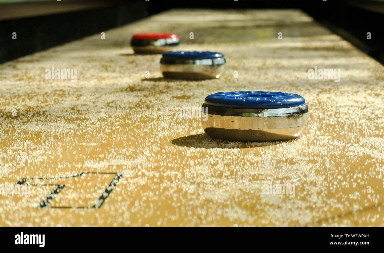 Pucks auf einem shuffleboard Tabelle Stockfoto