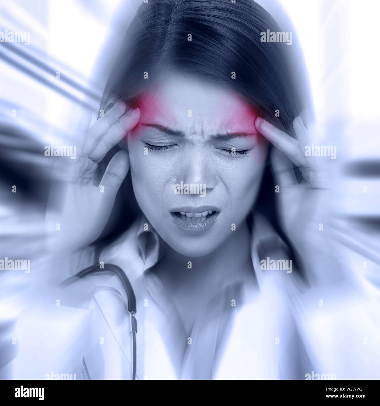 Junge Frau mit einem hämmernden Kopfschmerzen oder Migräne ständigen umklammerte ihre Tempel mit einem Ausdruck des Schmerzes, monochromes Bild mit selektiven rote Farbe zu Tempeln und blur Effekt um ihr Gesicht Stockfoto
