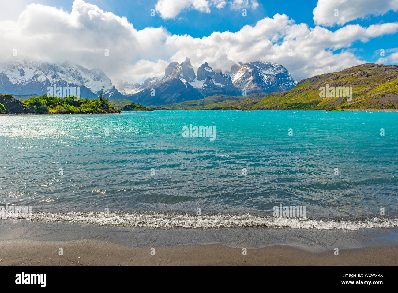 Pehoe See und die Cuernos Del Paine Anden Gipfel, Torres del Paine National Park, Puerto Natales, Patagonien, Chile. Stockfoto