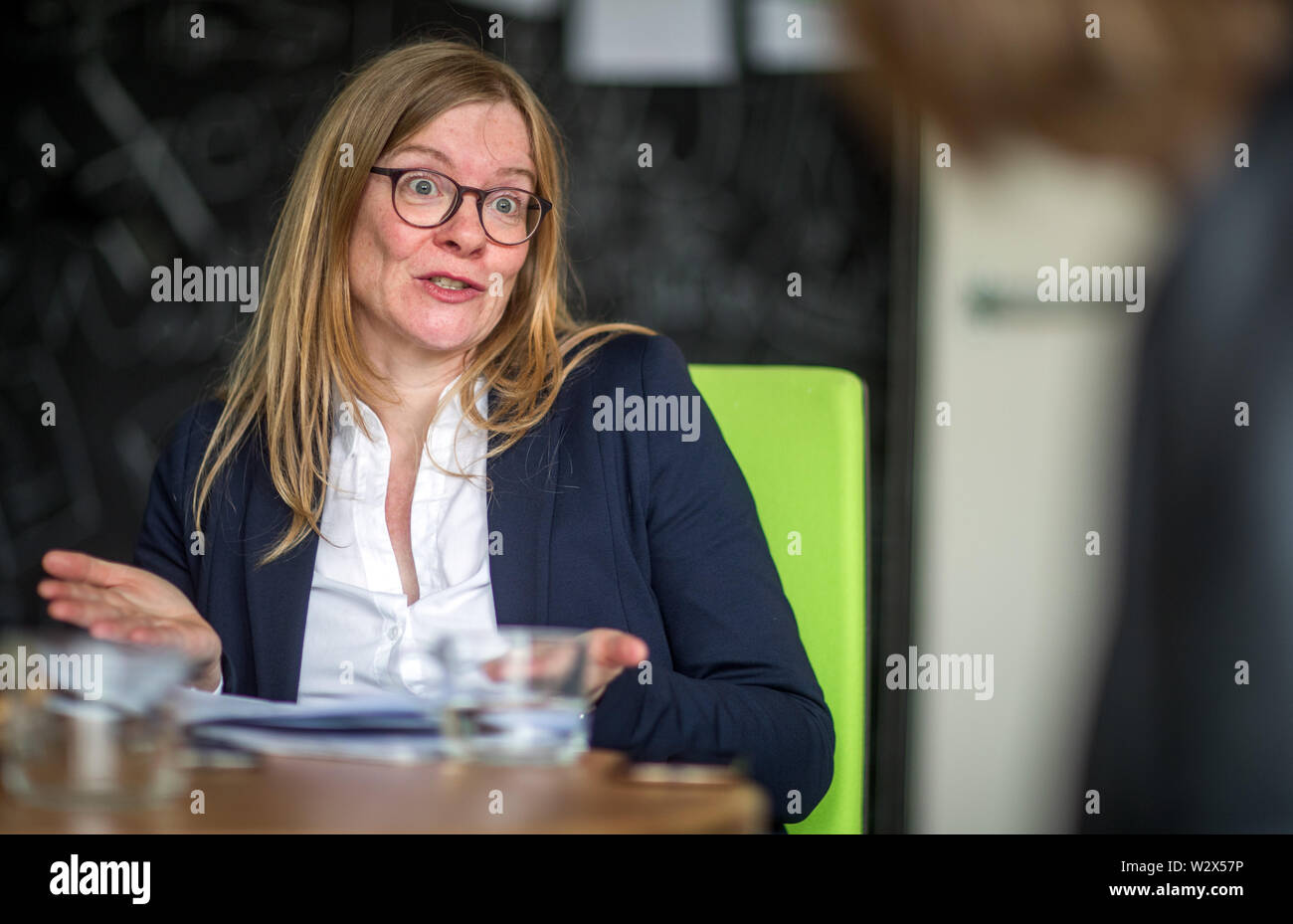 Magdeburg, Deutschland. 03 Mai, 2019. Entwicklungspsychologen Nicole Wetzel im Labor der Neurobiologie an der Leibniz Institut. Entwicklungspsychologen Wetzel Leiter des CBBS neurokognitiven Entwicklung Forschung Gruppe und, zusammen mit ihrem Team, untersucht die Aufmerksamkeit in der Kindheit und im Erwachsenenalter sowie die Auswirkungen der Ablenkung in Denk- und Lernprozesse. (Dpa Geschichte "Technologie und Hirn') Credit: Jens Büttner/dpa-Zentralbild/dpa/Alamy leben Nachrichten Stockfoto