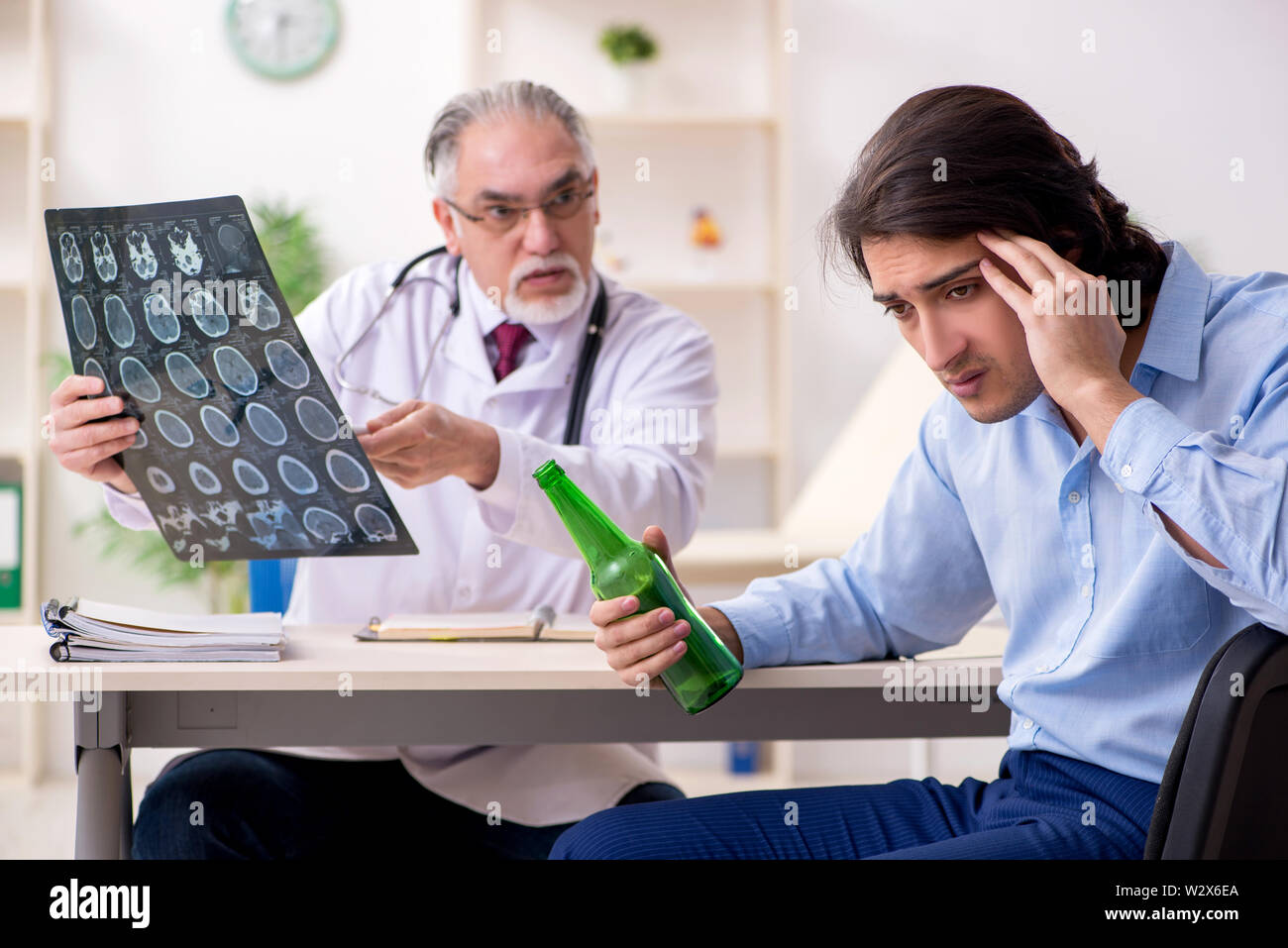 Der junge Mann alkoholische alte Arzt Stockfoto