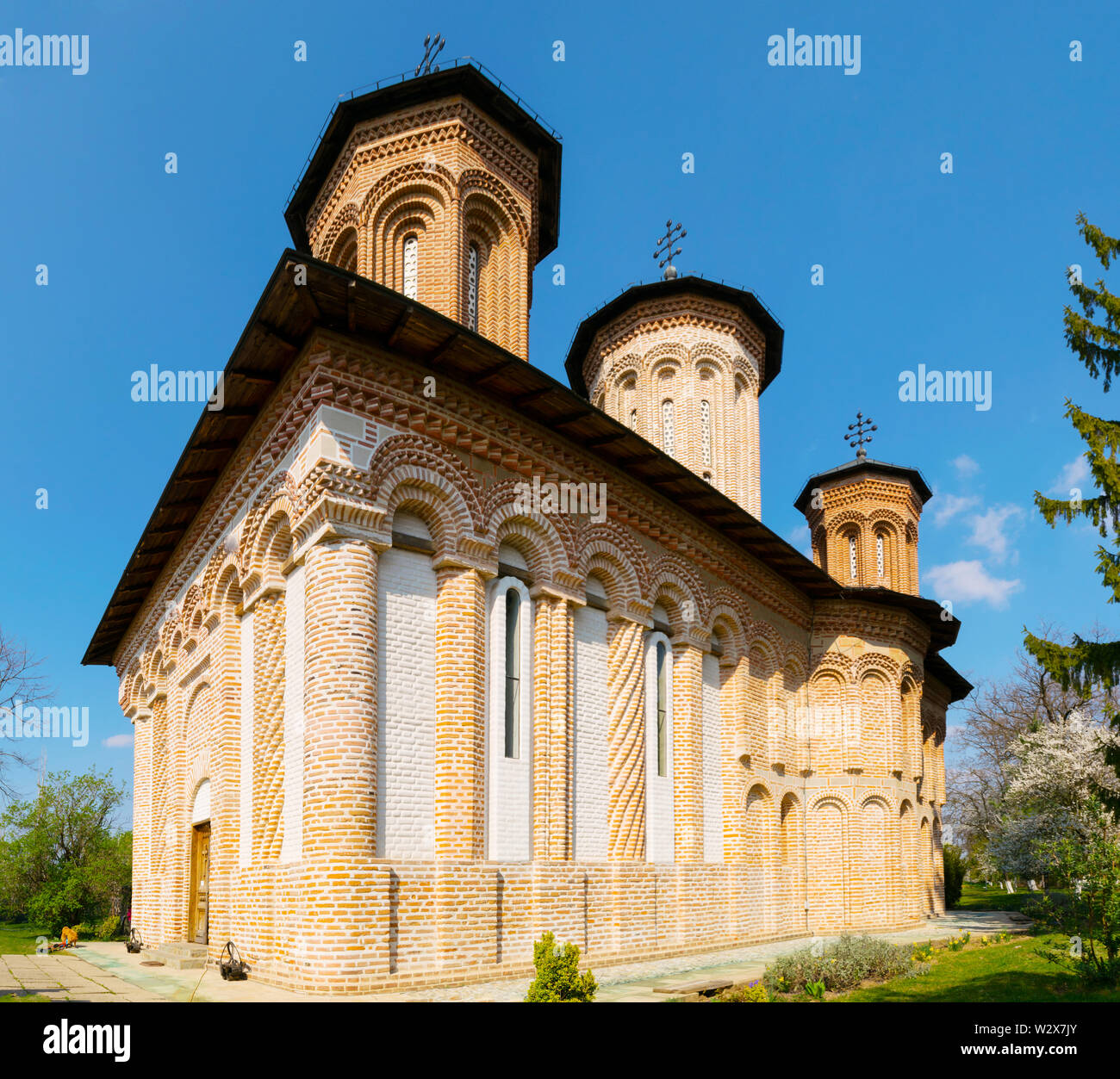 Snagov, Rumänien - März 30, 2019: Blick auf die Snagov Kloster schöne Architektur. Stockfoto
