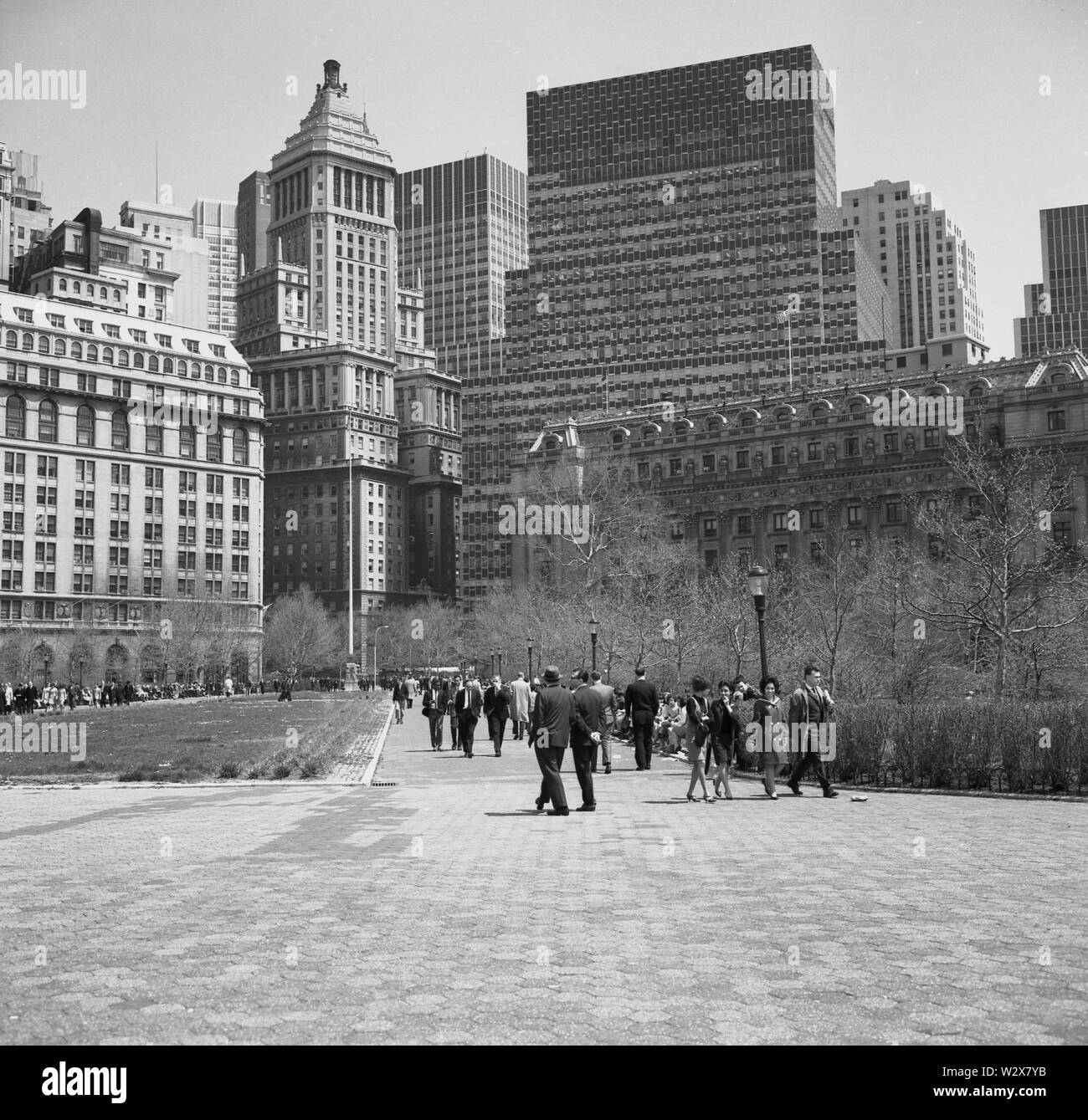 1960, historische, Menschen zu Fuß im Central Park neben Lower Manhattan, New York City, NY, USA Stockfoto