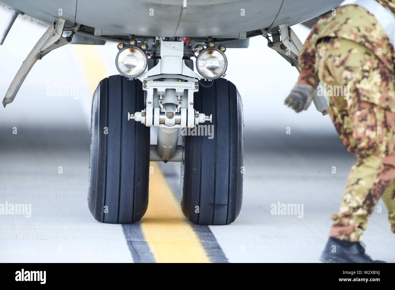 Details of the landing gear of a military cargo plane. Stockfoto