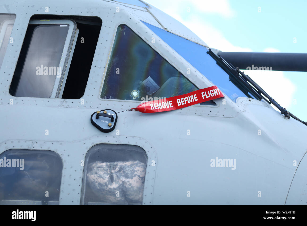 Entfernen Sie vor dem Flug Sicherheit Warnung Band auf der Windschutzscheibe eines militärischen Frachtflugzeug Stockfoto