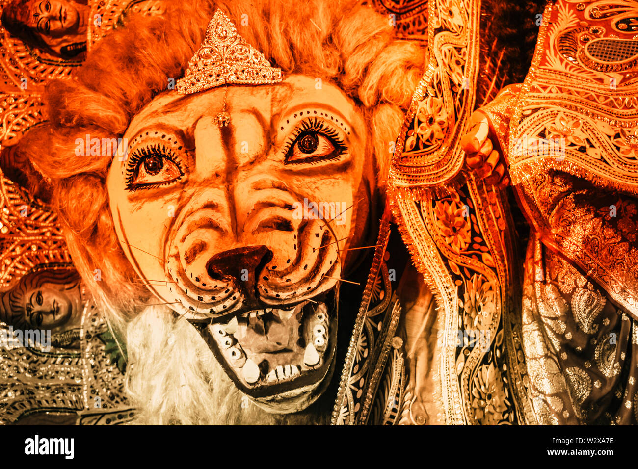 Kolkata Indien Oktober 2018 - Close up Portrait von schreienden horror Gesicht des Königs Bengal Tiger Kopf. Ghost grausame, Scary Halloween Schuß in Durga Puja fes Stockfoto