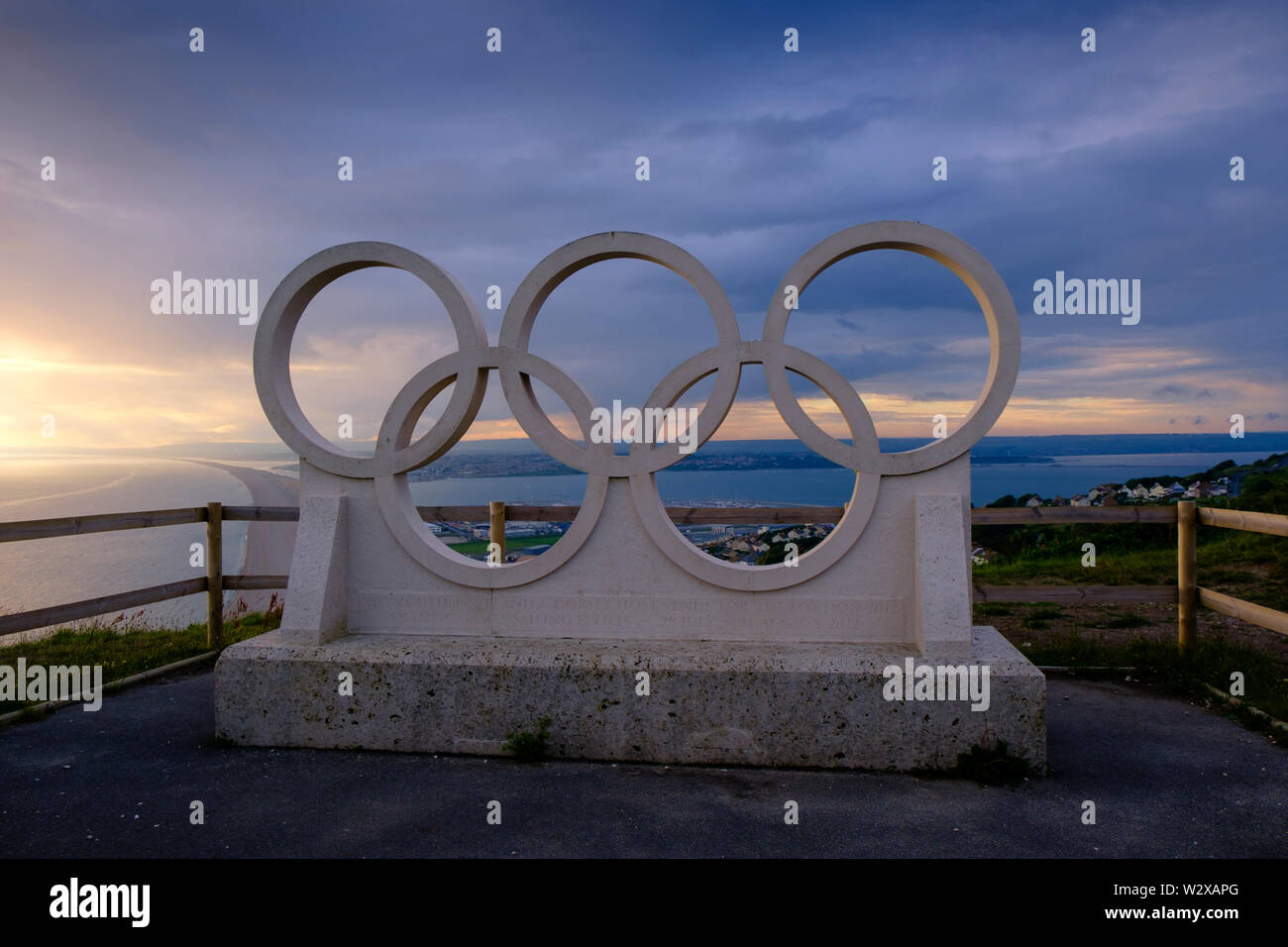 Die Olympischen Ringe mit Blick auf Chesil Beach Portland, Dorset England Stockfoto