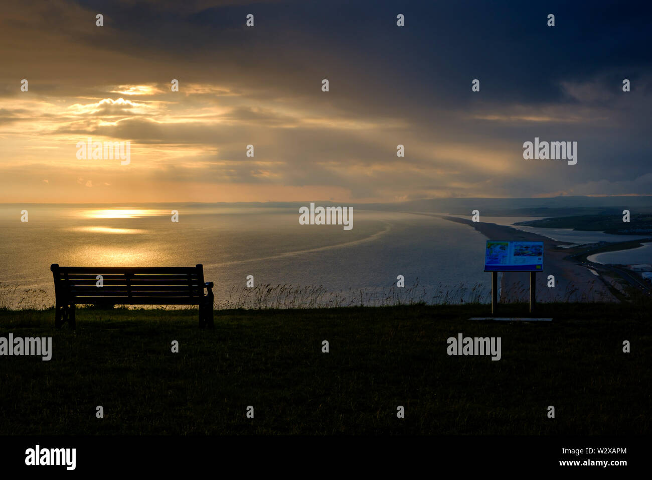 Mit Blick auf Chesil Beach Portland, Dorset England bei Sonnenuntergang Stockfoto