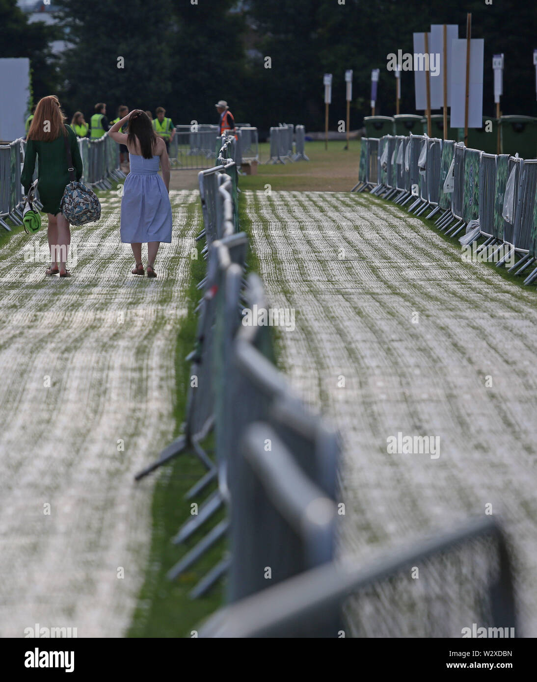 Am 10. Tag der Wimbledon Championships im All England Lawn Tennis and Croquet Club, London, stehen Menschen in der Schlange im Wimbledon Park. Stockfoto